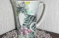 Tasse Katze mit Blumen von Lesley Holmes